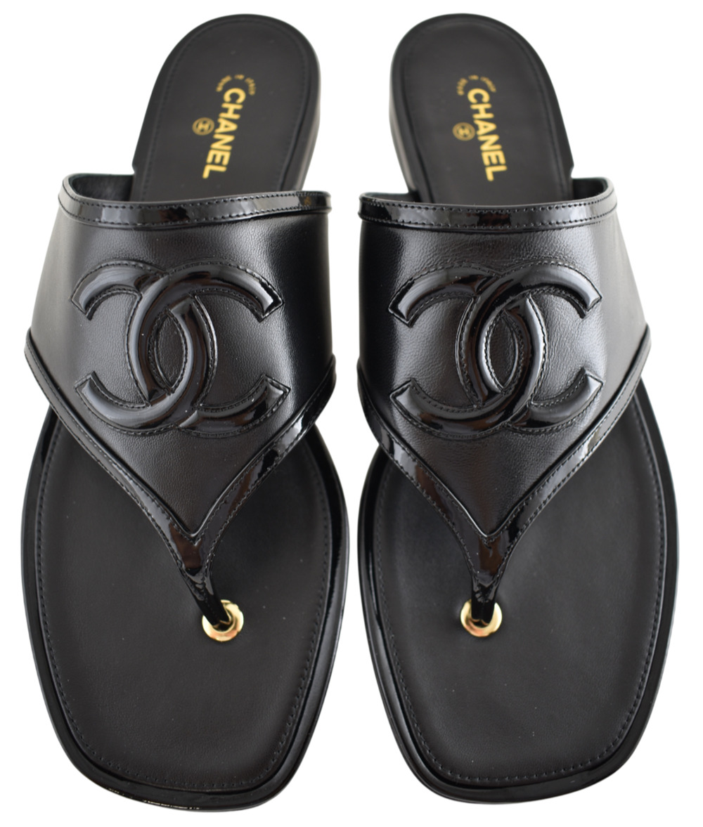 Chanel 26B Black Patent Leather CC Logo Thong Mule Slide FlipFlop Flat Sandal 42